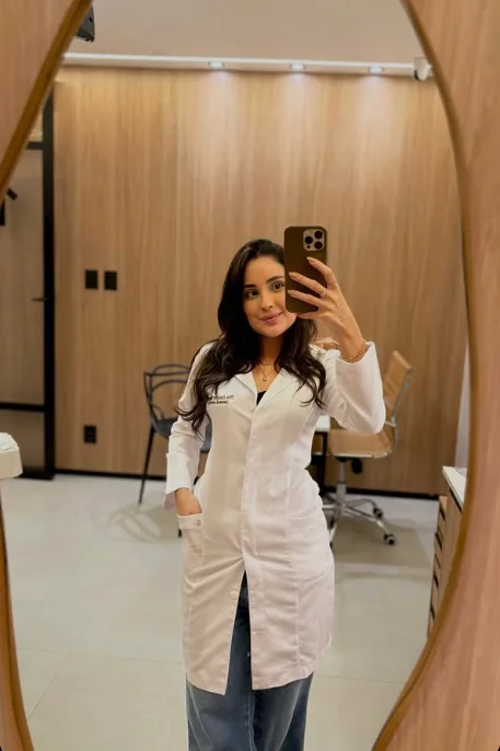 Foto da Dra. Isadora no consultório
